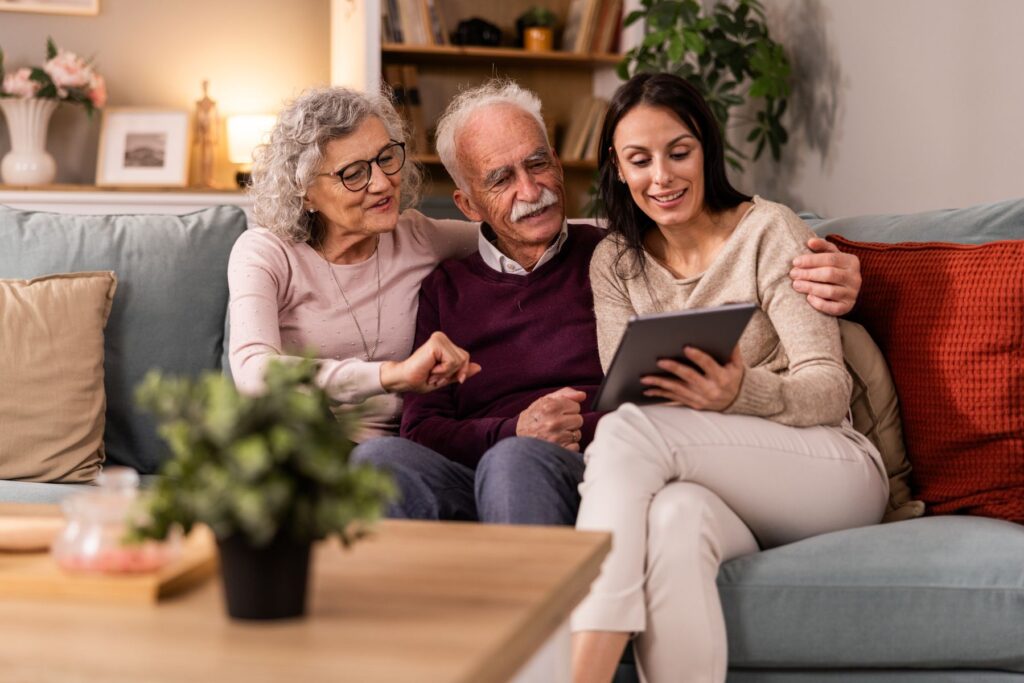 aidant faisant intervenir une aide à domicile pour ses parents dépendants