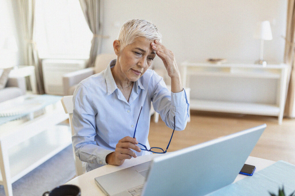 senior découvrant les raisons de la fermeture de sa résidence senior