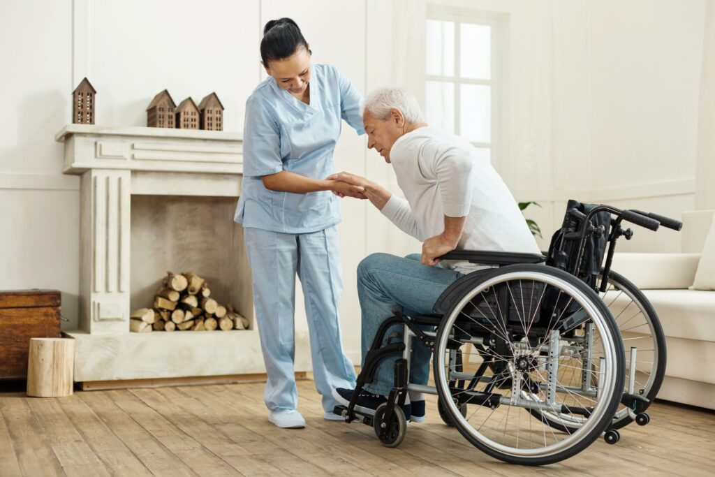 Senior qui bénéficie d'un accompagnement régulier sans hébergement