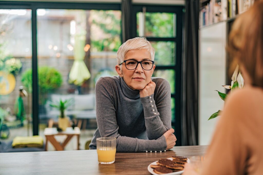 senior sautant des repas à cause de la vieillesse