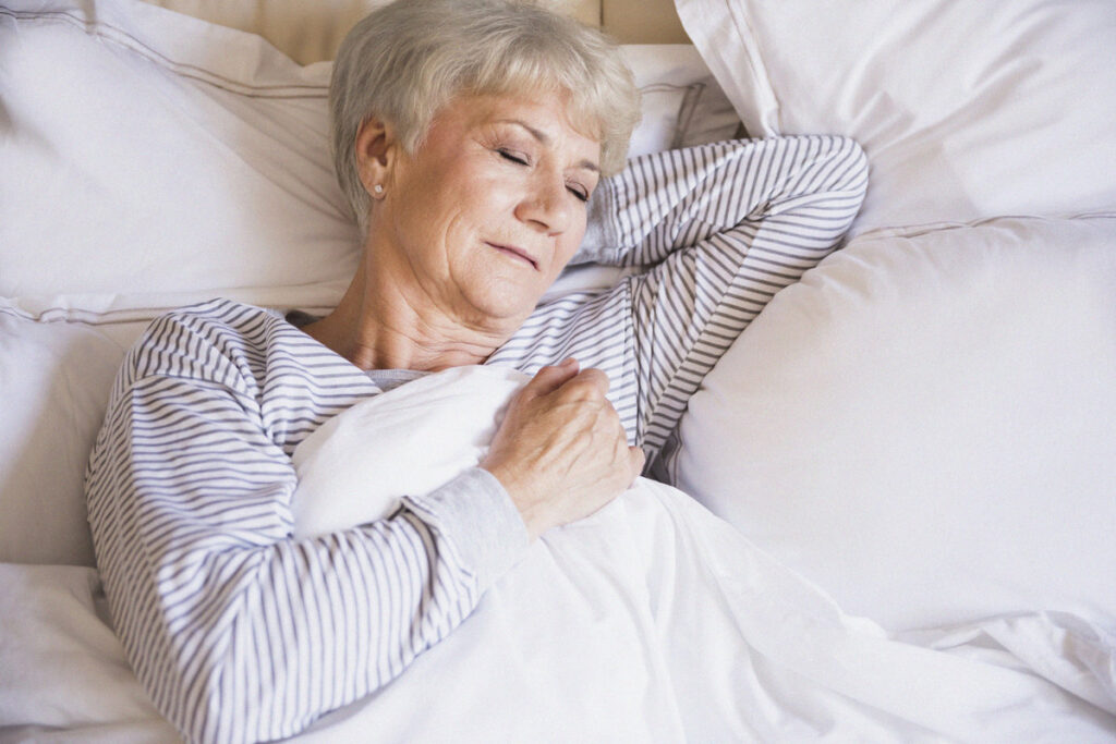 senior qui a du mal à dormir après le passage à l'heure d'été