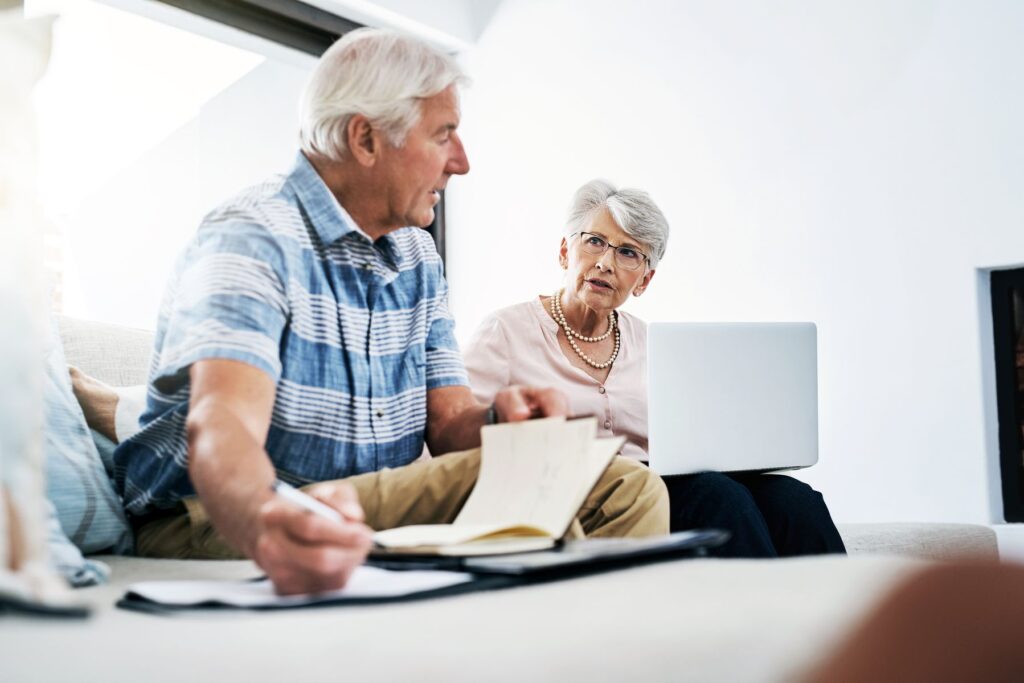 Seniors qui comparent EHPAD habilités ASH et non habilités