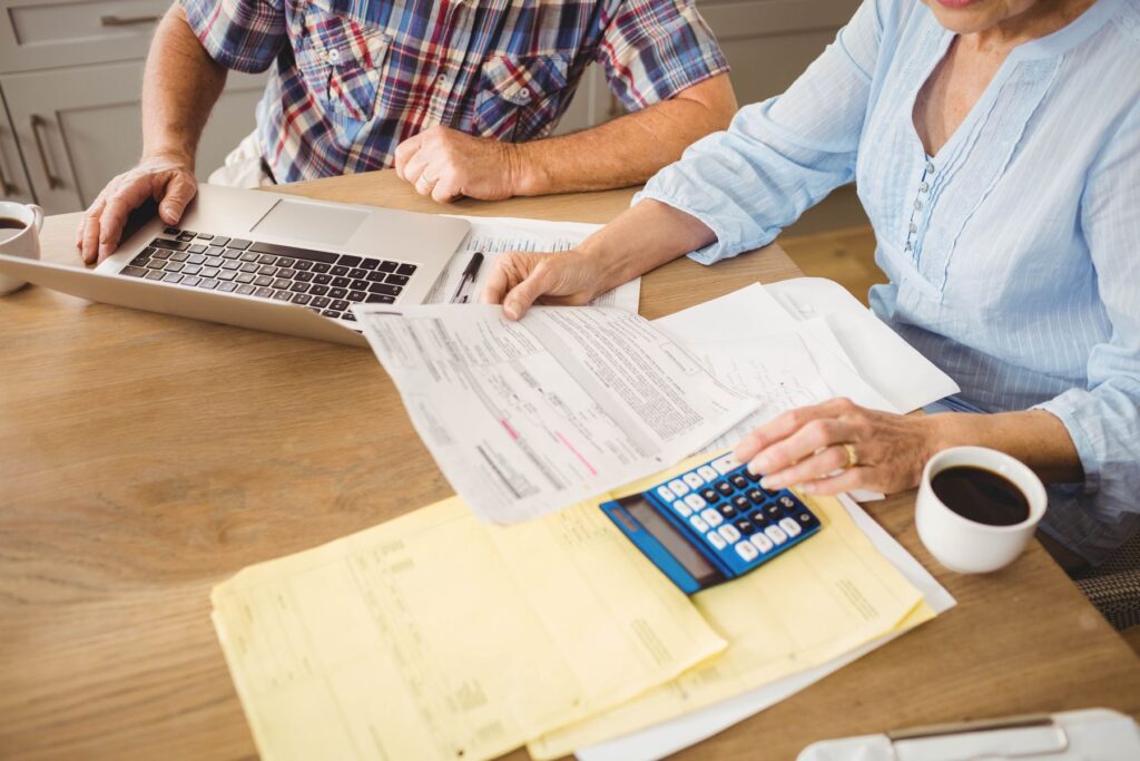 senior faisant une demande d'apa pour payer l'apa en ehpad