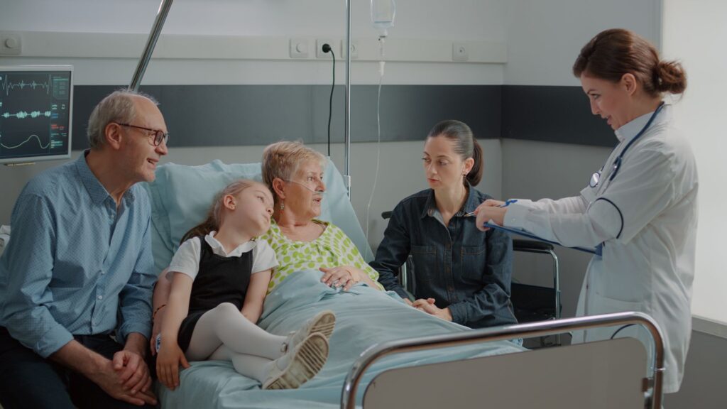 Senior en fin de vie qui reçoit des visites 24h/24 avec accompagnement des familles par l'équipe soignante