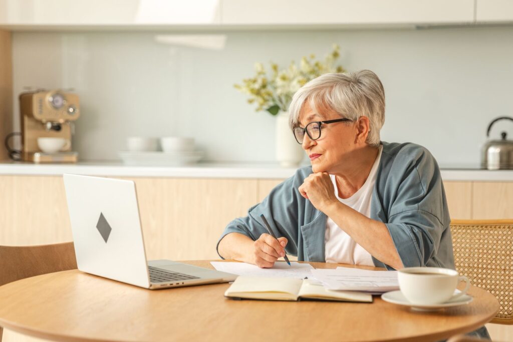 Senior qui se renseigne sur les plafonds et règles à bien comprendre