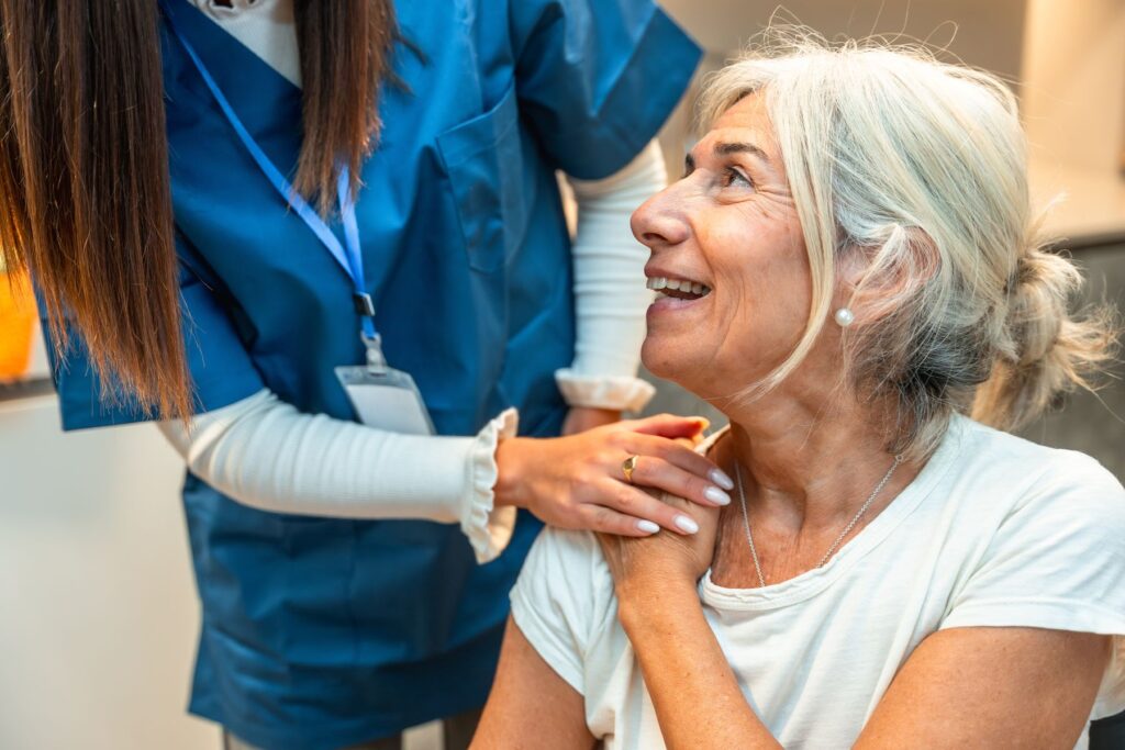 senior dans un EHPAD près de Paris avec le personnel soignant