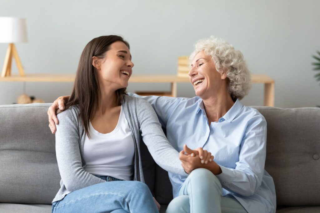 Senior qui reçoit la visite de sa fille en EHPAD