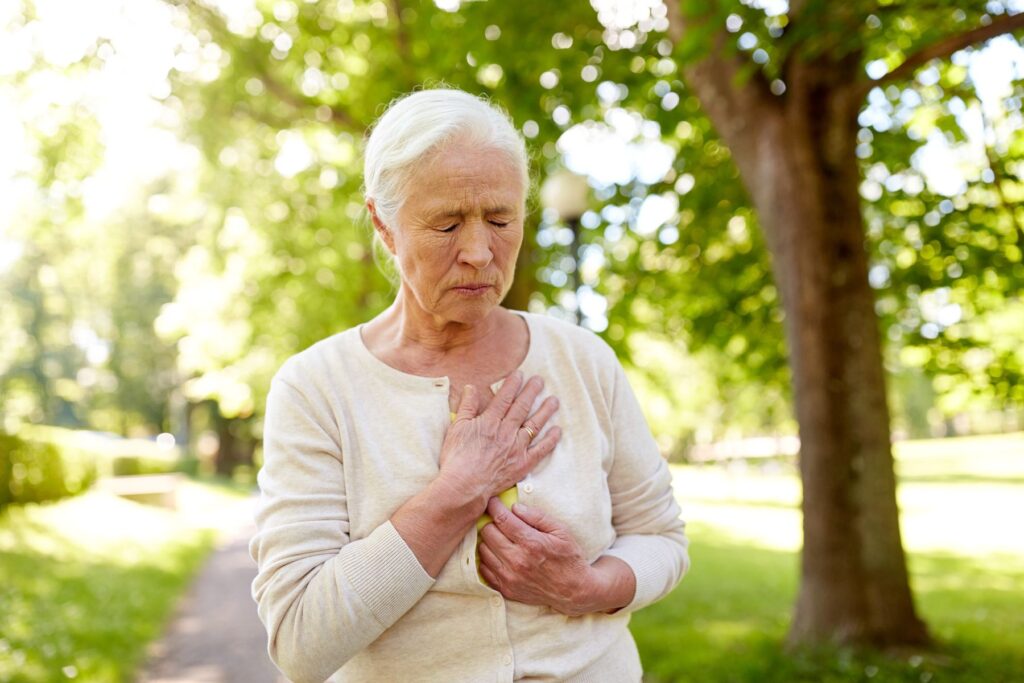 senior faisant une crise cardiaque