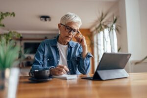 EHPAD pourquoi les familles doivent parfois payer avant l’aide sociale (et comment éviter de vendre dans l’urgence)