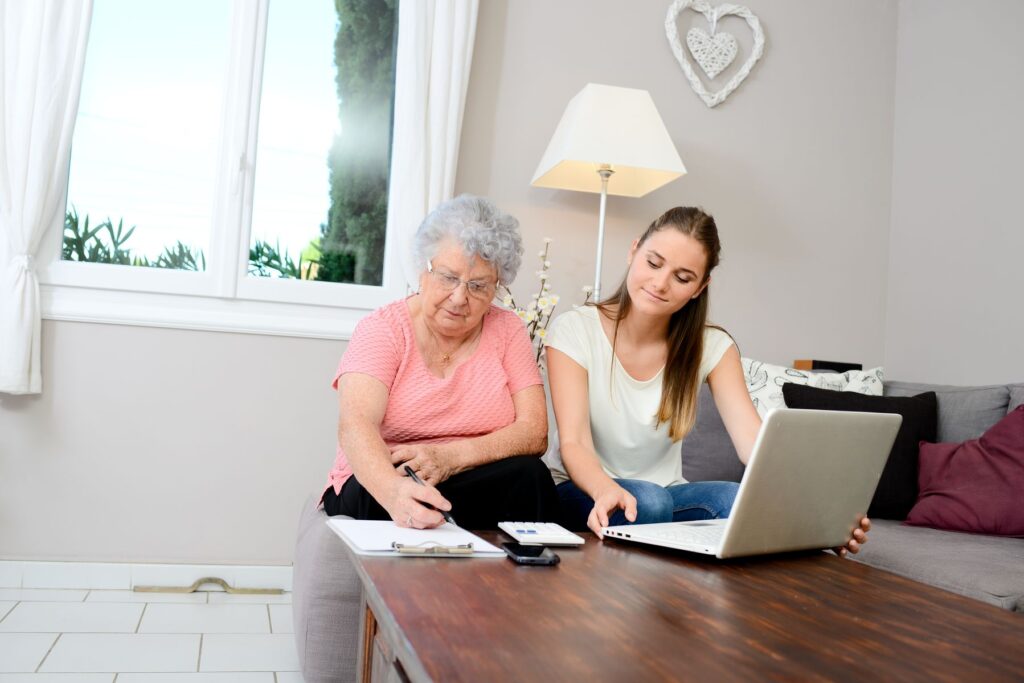 Senior avec son aidante qui s'assurent de transmettre la justification de toutes les ressources