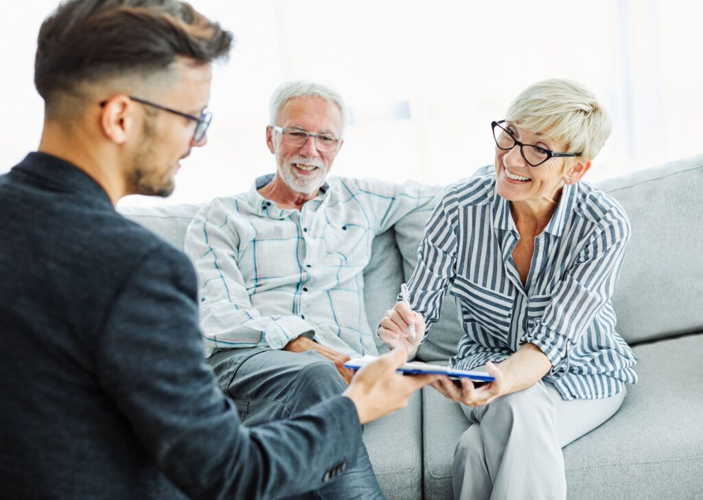 Seniors qui ouvrent un compte bancaire local et organisent le transfert de la pension