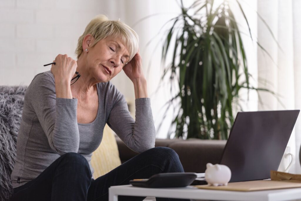 Senior qui analyse le bail de la résidence senior