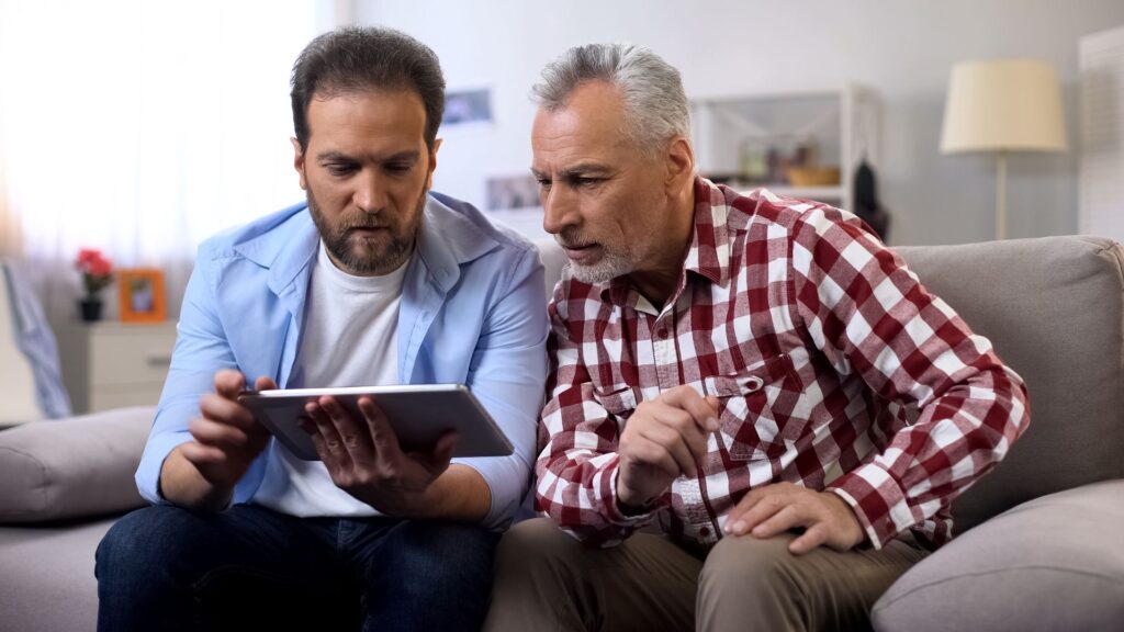 Senior et son aidant qui décomposent les coûts de l'EHPAD pour y voir clair