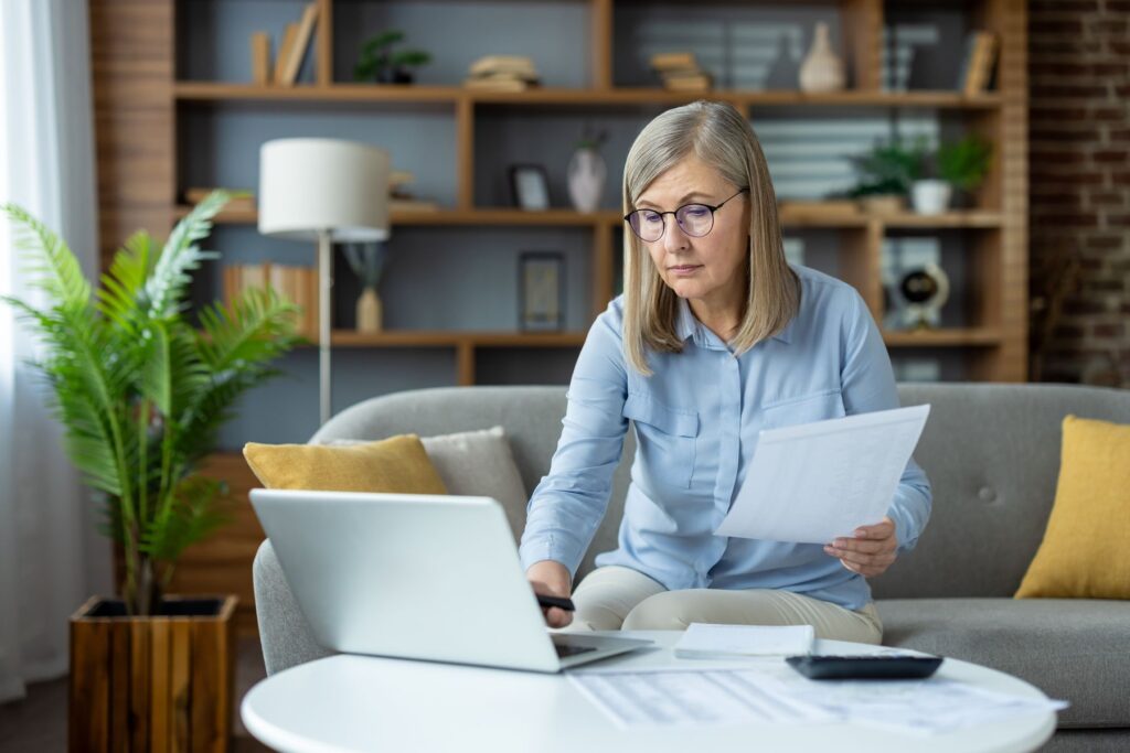 senior en GIR 3 faisant une demande d'apa en ligne