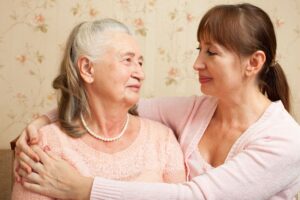 Fugues Alzheimer : les EHPAD équipés de dispositifs GPS et parcours sécurisés en 2026