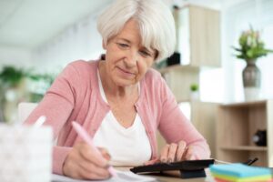 Résidence senior : les 5 questions financières à poser avant de signer le bail en 2026