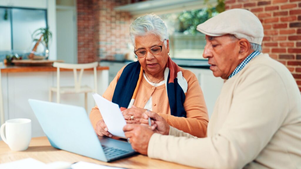 seniors contactant le CCAS pour connaître les aides disponibles