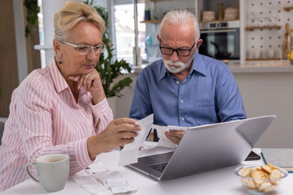 Seniors qui observent les 3 pôles de dépence