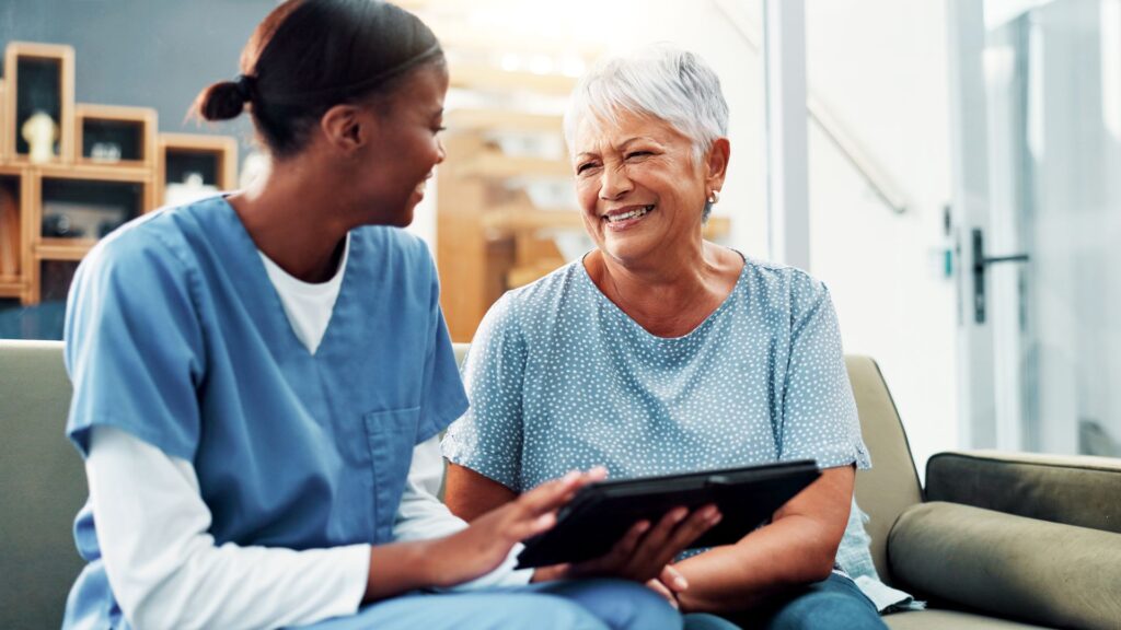 senior dépendante placée en ehpad pour un suivi adapté