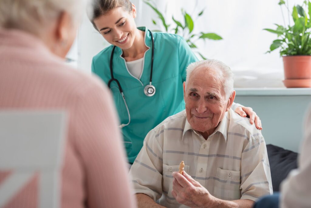 Senior qui bénéficie des droits fondamentaux en EHPAD