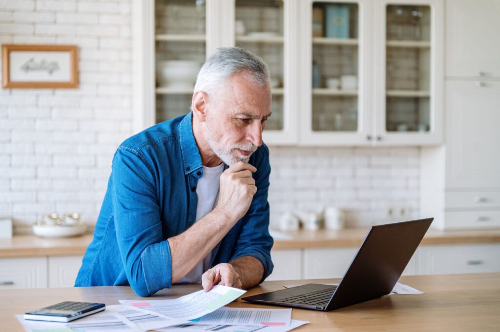 Senior qui se renseigne sur les aides financières dont il peut bénéficier