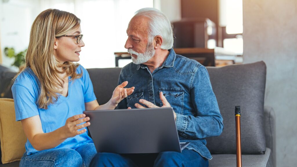 Senior et son aidante qui se renseignent sur la localisation des établissements ciblés