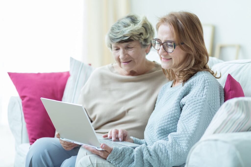 Senior et son aidante qui regardent les grands groupes privés commerciaux du secteur