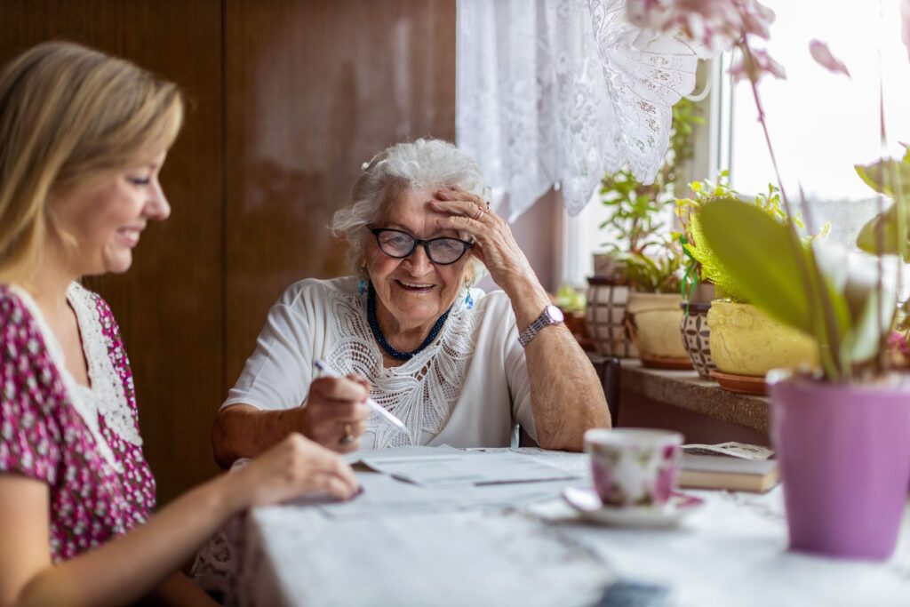 Senior avec son aidante qui réfléchissent au devenir du logement précédent