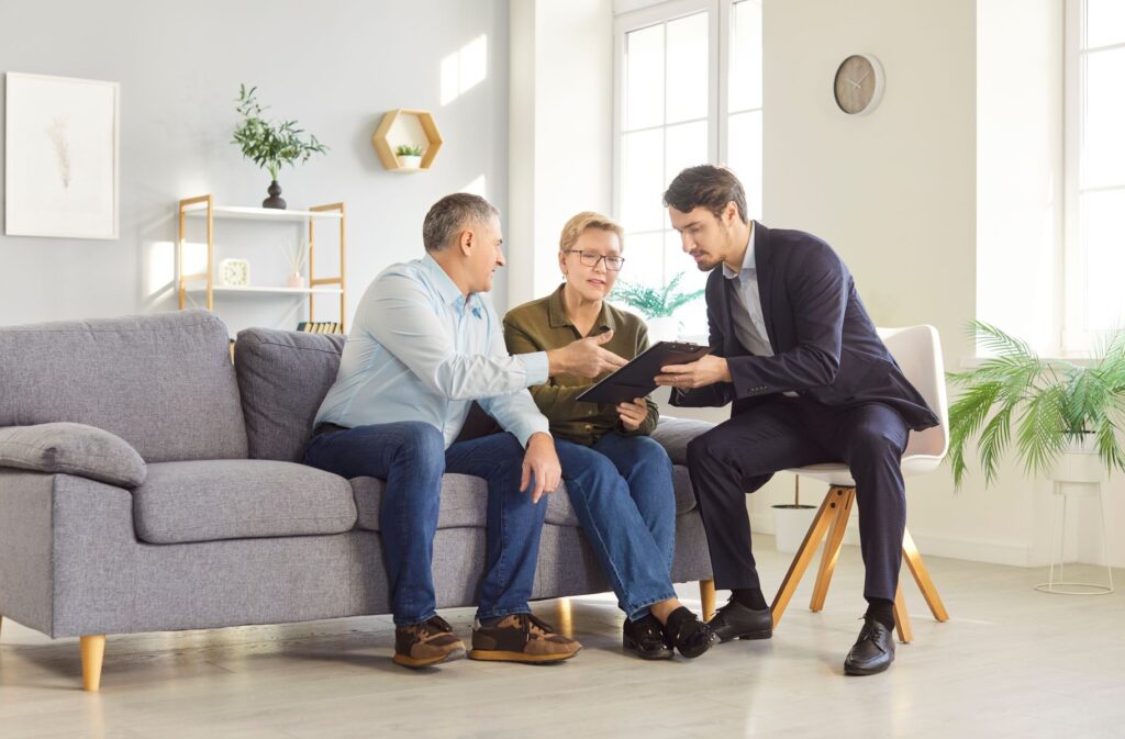 Famille qui se renseigne sur les démarches pour placer un proche senior
