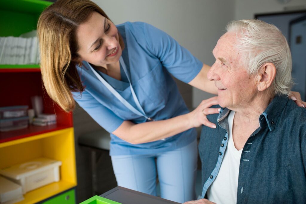 Senior atteint de Parkinson avec une membre du personnel formée