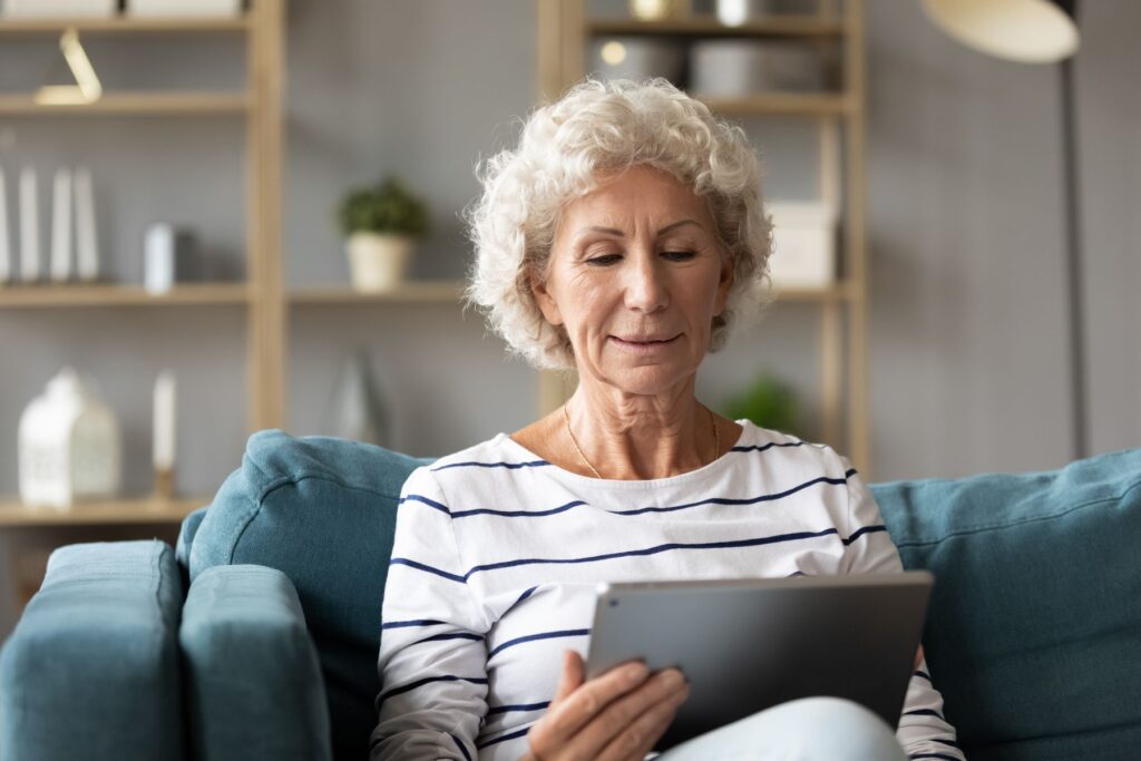 Senior qui se renseigne sur ce qui compose le coût d'une résidence