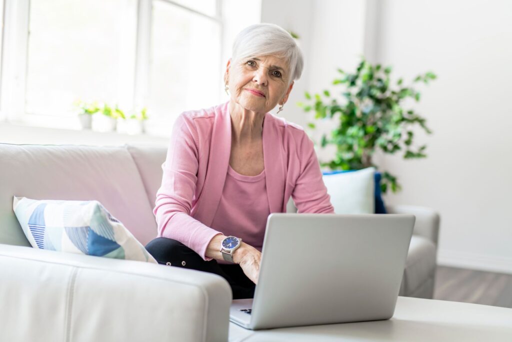 Senior qui s'inscrit sur ViaTrajectoire