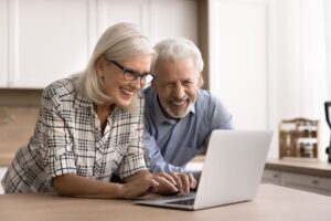 Village senior en 2026 : coût total mensuel, services inclus et frais cachés