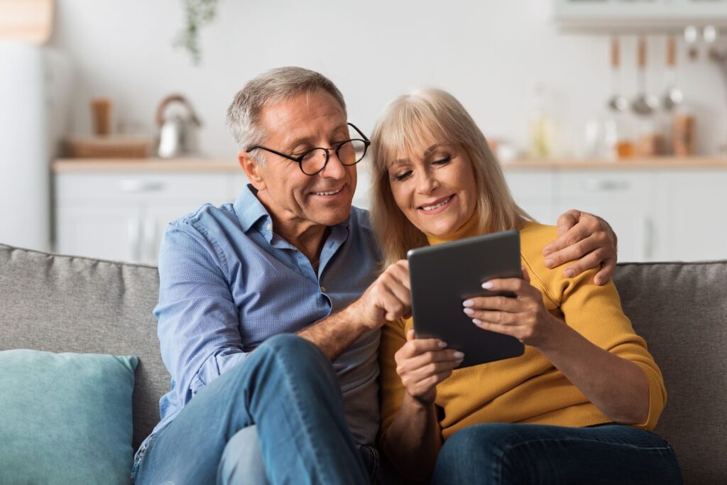 Seniors qui évaluent les prix des logements
