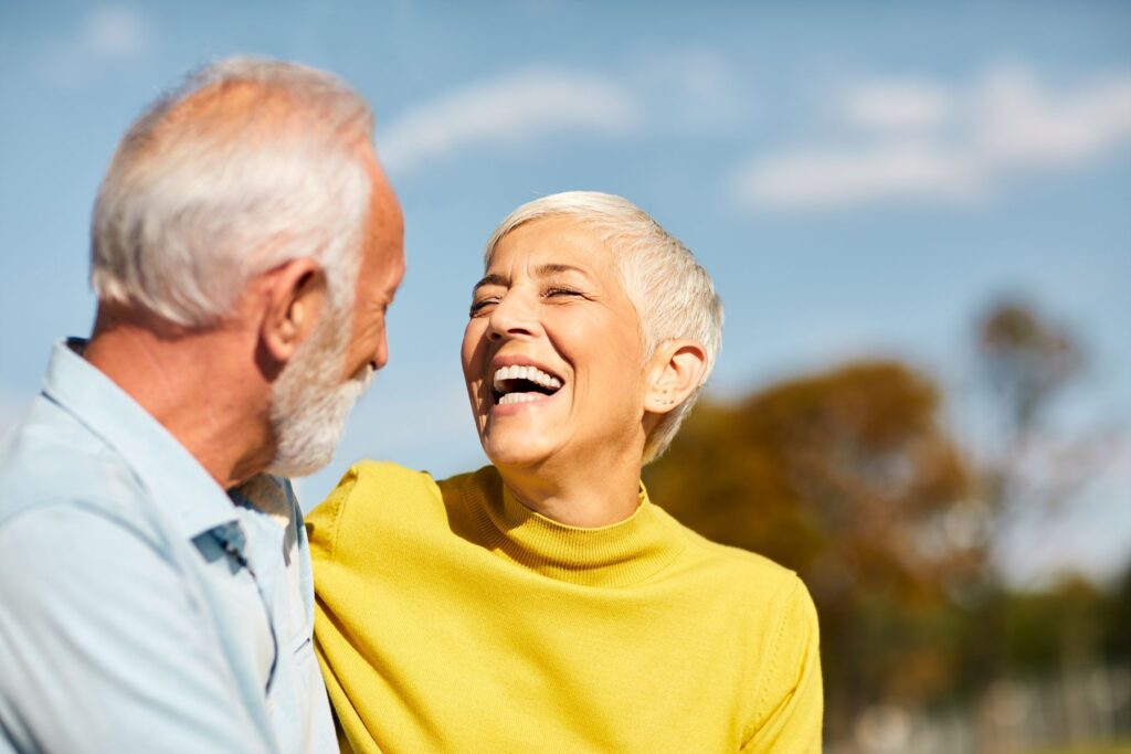 Seniors qui profitent du climat et de la francophonie au Maghreb