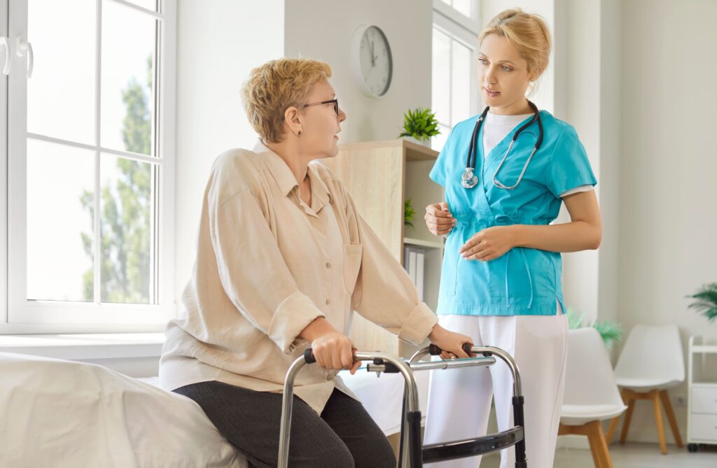 senior faisant un bilan de dépendance pour savoir quel hébergement choisir