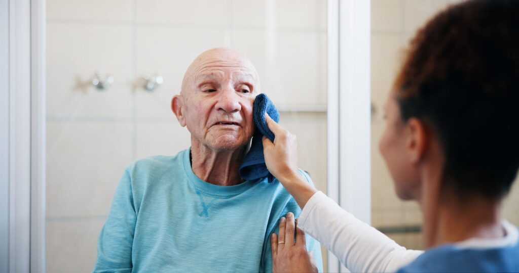 toilette d'un résident en ehpad réalisée par une infirmière