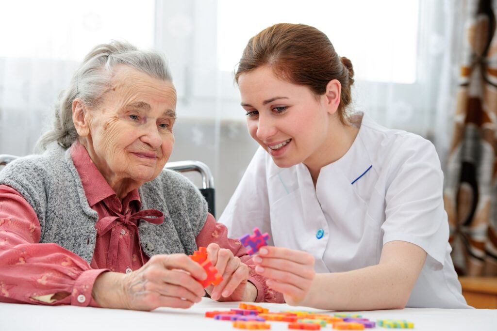 résident alzheimer participant à un atelier mémoire en ehpad