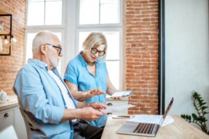 6 solutions concrètes pour faire face à l’attente d’une place en maison de retraite
