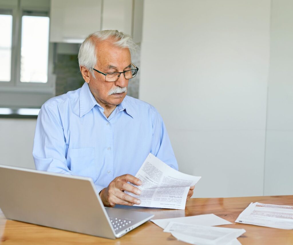 senior éligible au crédit d'impot services grâce à ses revenus