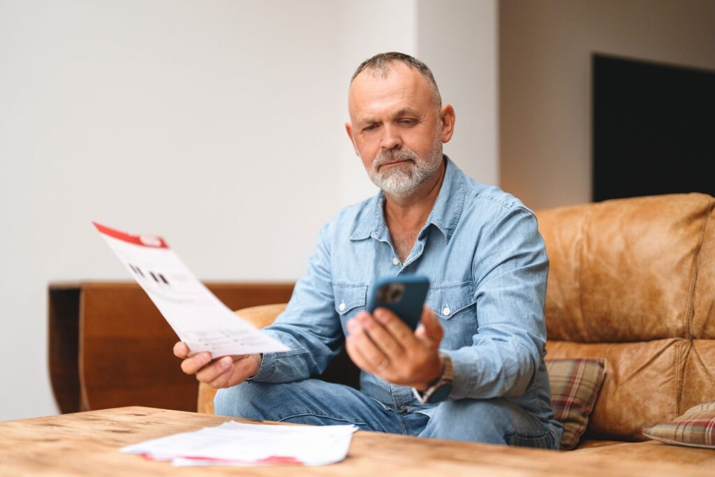 senior qui oublie de faire ses démarches administratives qui est placé sous habilitation familiale