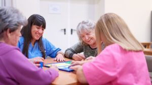 Résidence senior : comment évaluer si le programme d'activités correspond à votre parent