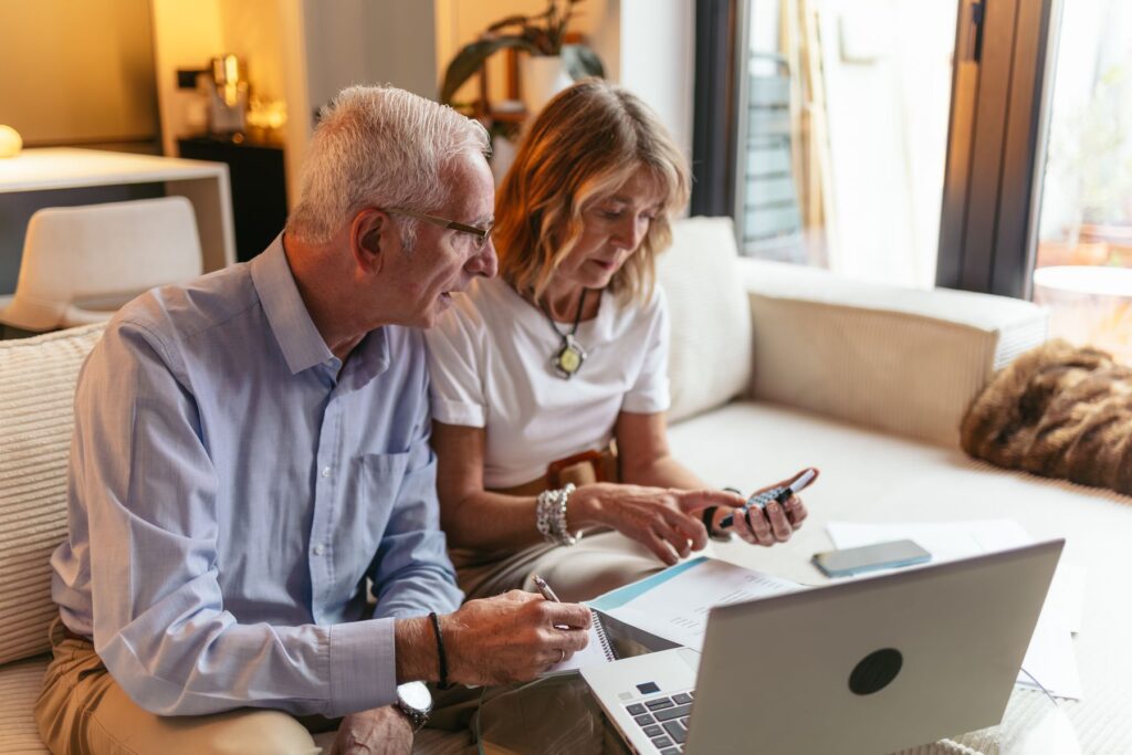Seniors qui regardent les départements les plus et les moins chers du Grand Ouest