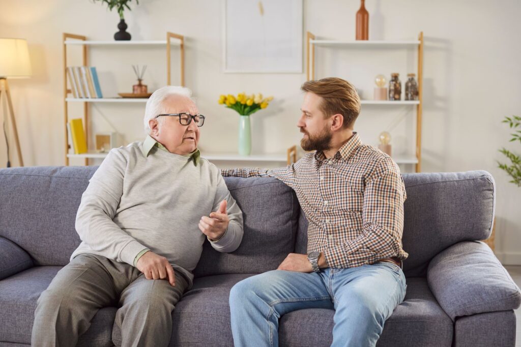 senior actif socialement grâce à la colocation intergénérationnelle