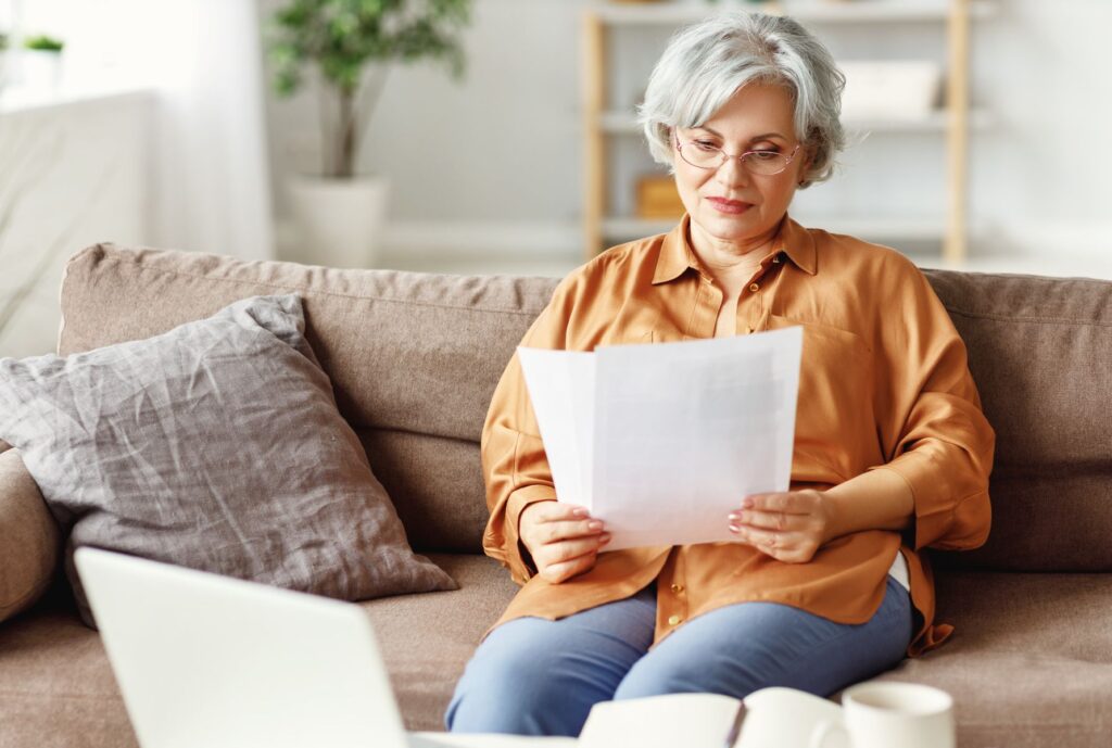 Senior qui se renseigne sur le crédit d'impôt