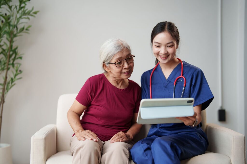 Senior avec une infirmière coordinatrice pour l'aider