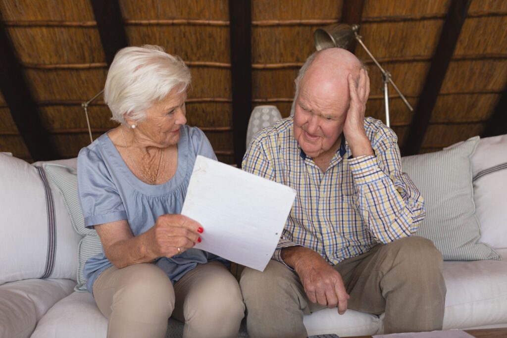 Seniors qui touchent l'ASH deux et six mois après envoi d'un dossier complet