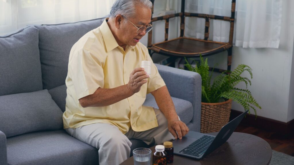 Senior qui profite de la télémédecine
