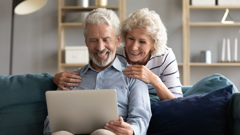 Seniors qui se renseignent sur les avis des établissements via les plateformes spécialisées