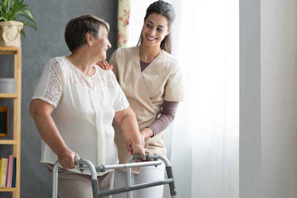 Senior atteinte de Parkinson dans un EHPAD qui adapte l'environnement aux chutes